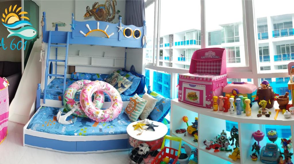 华欣My resort hua hin A601的玩具房,配有甜甜圈和其他玩具