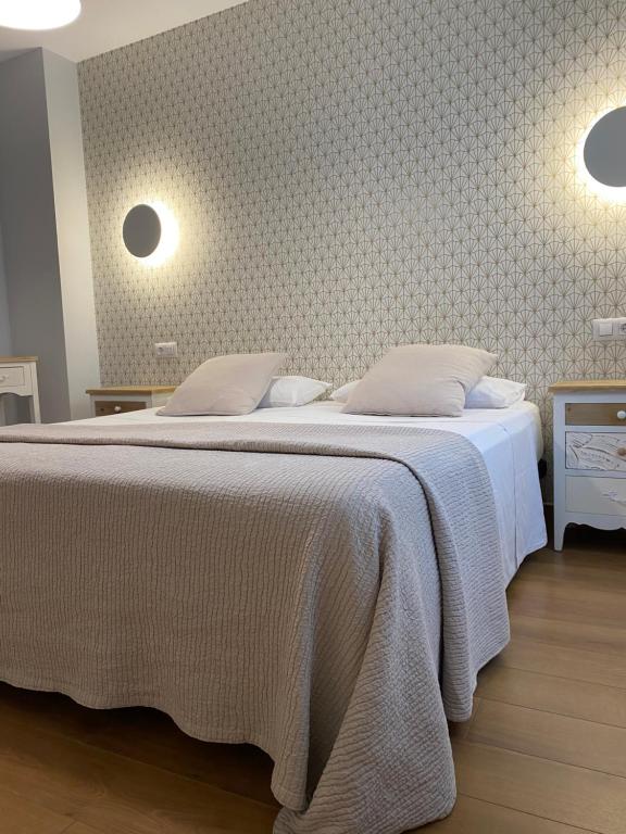 希洪绿色海岸酒店的一间卧室配有一张带白色毯子的大床