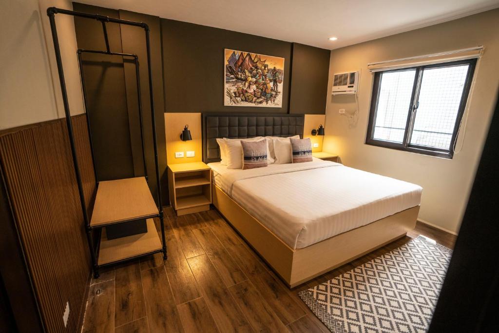长滩岛Kommons by Kamino的一间卧室设有一张大床和一个窗户。