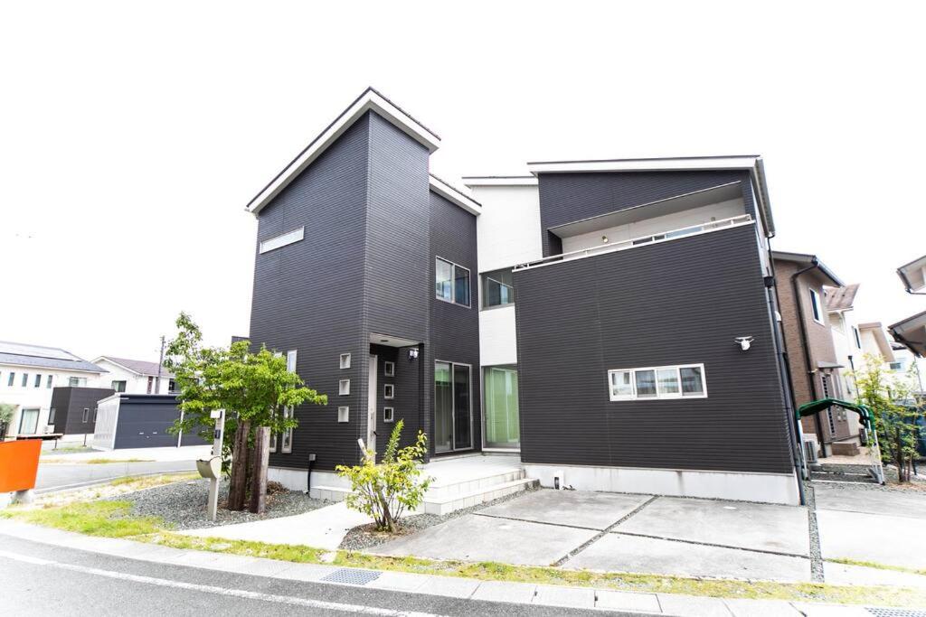 今津Shiga Lakeside Villa的街道边的黑色建筑