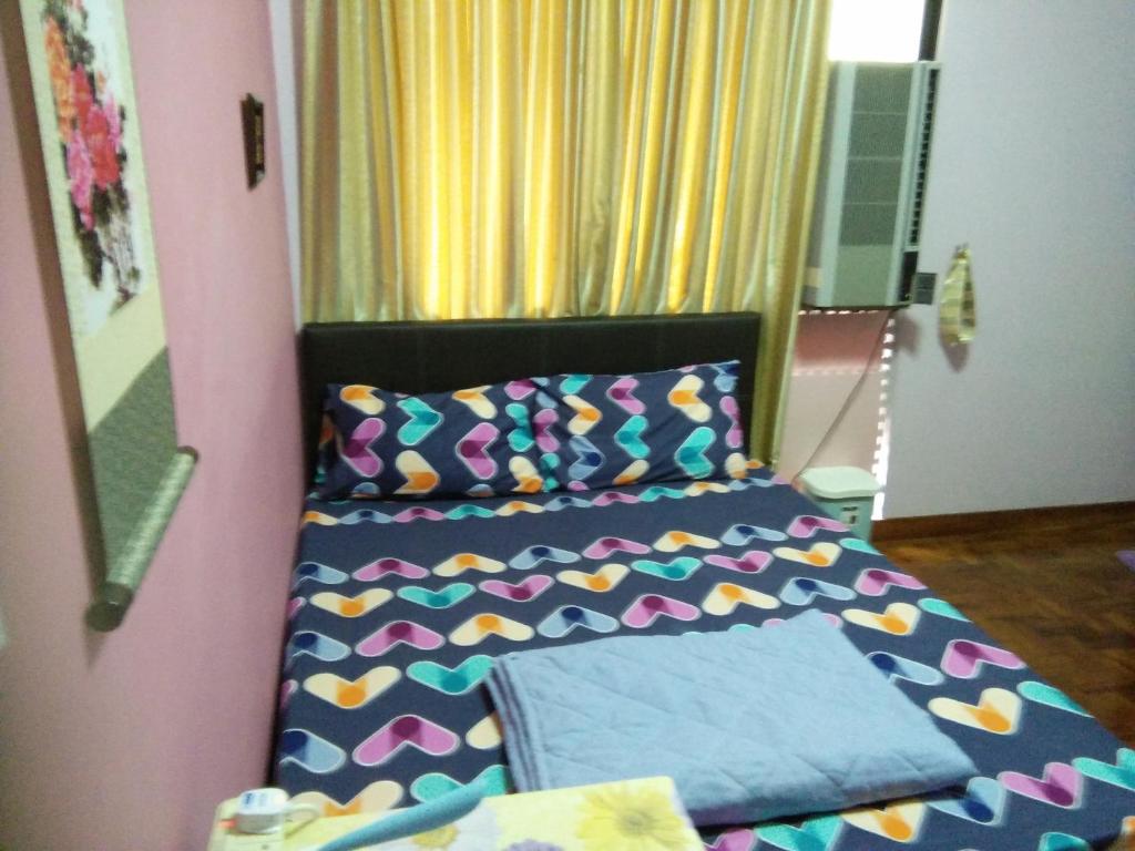 新加坡COMFORTABLE MASTERBEDROOM SUITE的卧室配有一张床