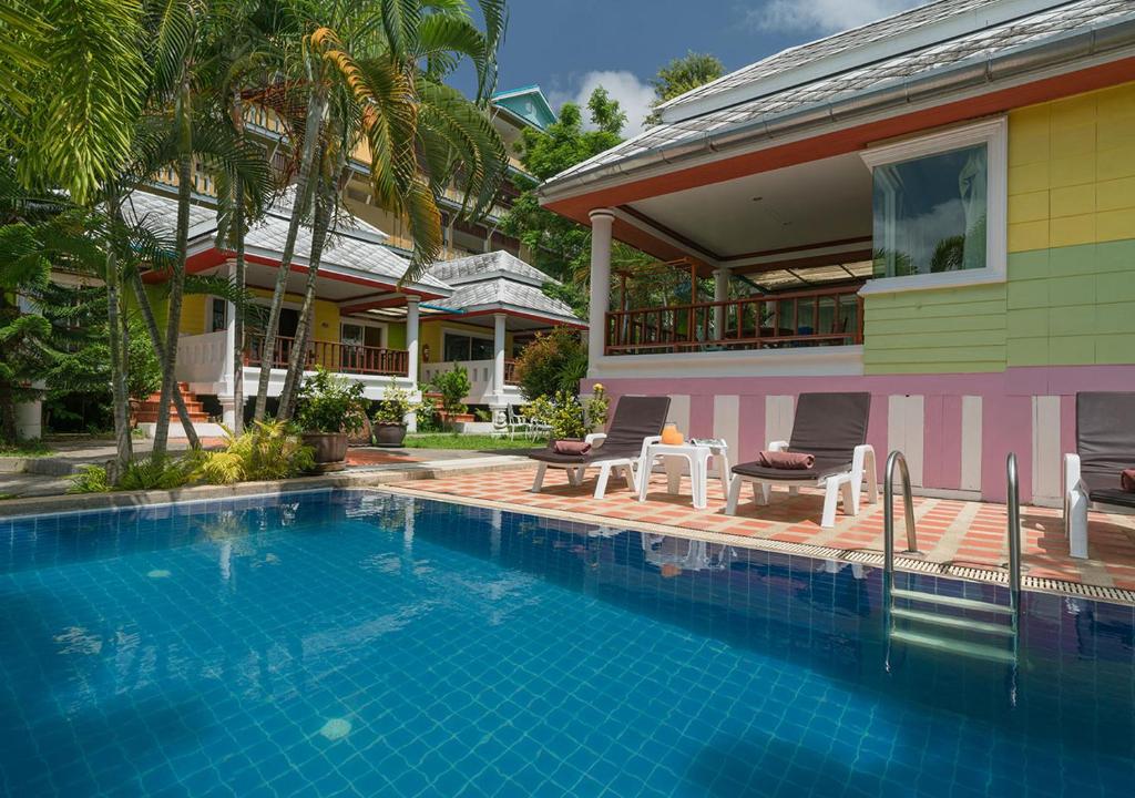 芭东海滩柠檬酒店的房屋前有游泳池的房子