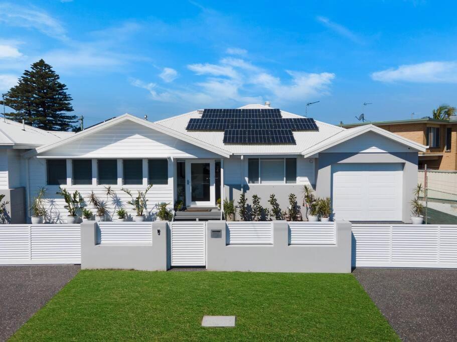Lake IllawarraEntire Residential Home - Lake Illawarra Hampton的屋顶上设有太阳能电池板的白色房子