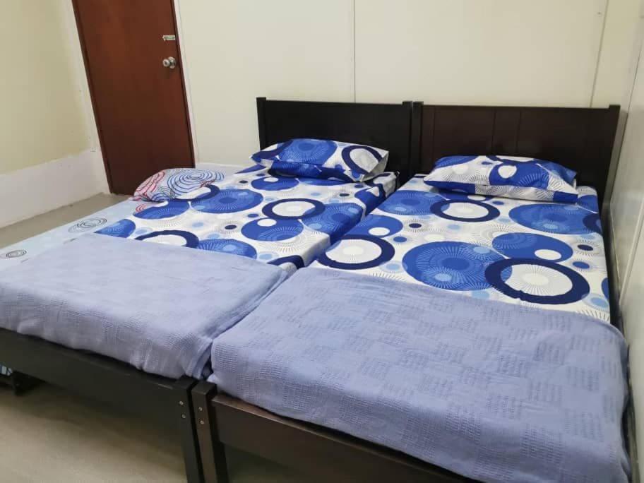 务边Homestay Teduhan Gunung, Gopeng的卧室内两张并排的床