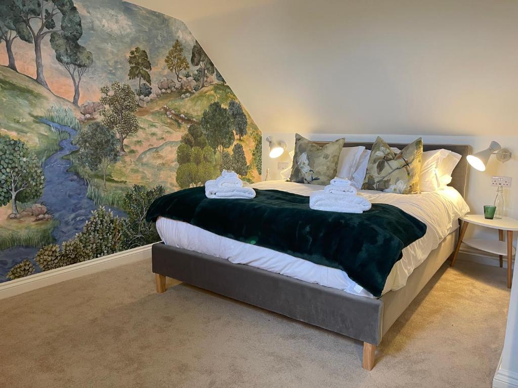 赫彻姆No33 WOODLANDS BOUTIQUE COTTAGE的一间卧室配有一张壁画大床