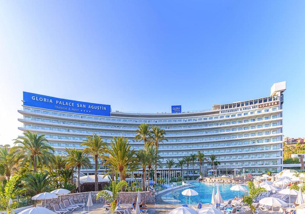 圣阿古斯丁凯莱宫圣阿古斯丁海水浴场度假酒店的一座大型酒店,设有游泳池和棕榈树