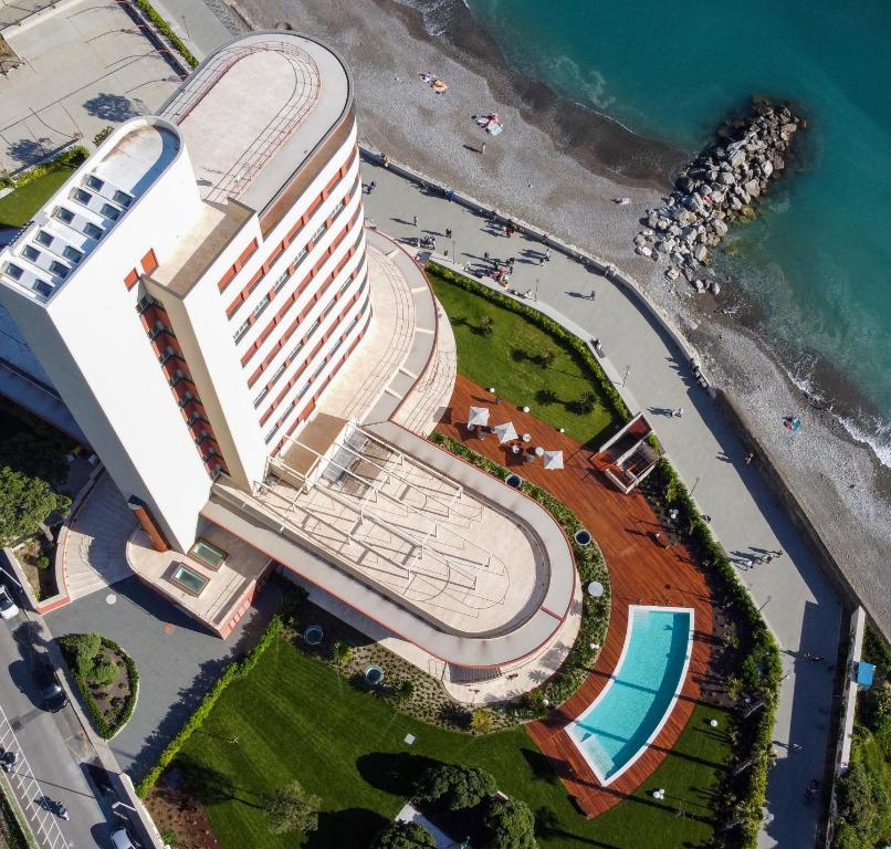基亚瓦里Grand Hotel Torre Fara的海滩旁一座建筑的顶部景色