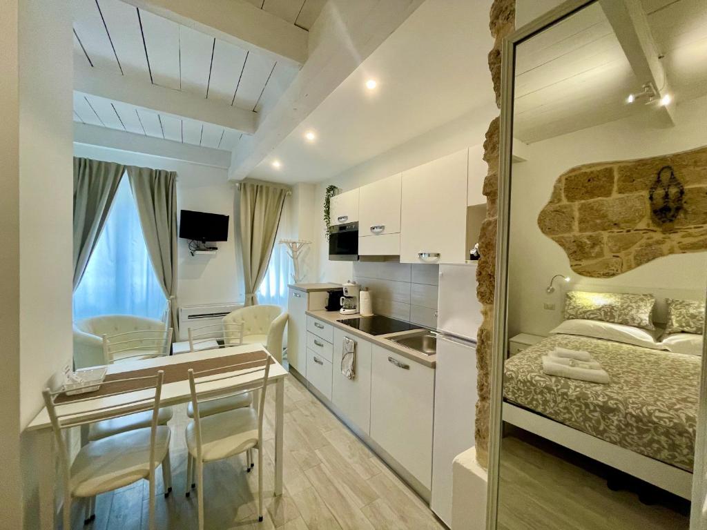 阿尔盖罗Protea House的小房间设有床、书桌和厨房