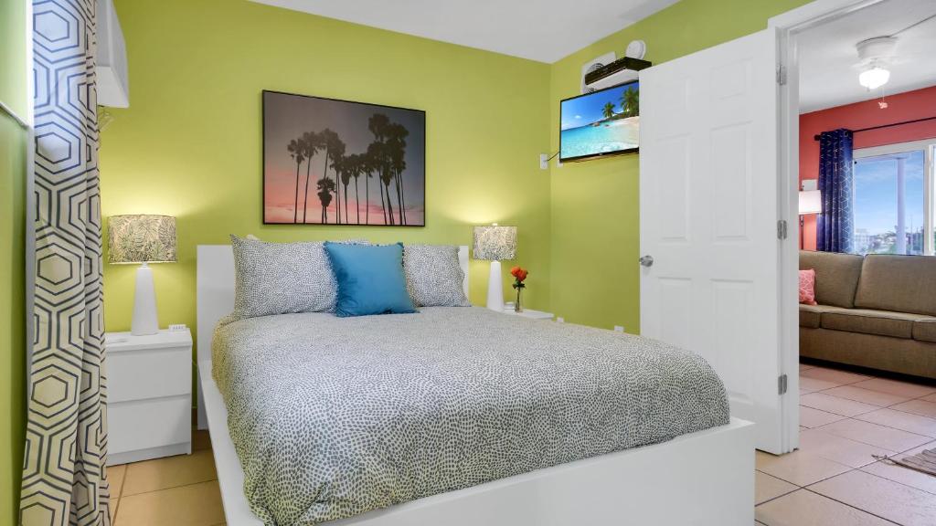 圣徒皮特海滩The Beach House - Treasure Island的一间卧室配有一张床和一张沙发