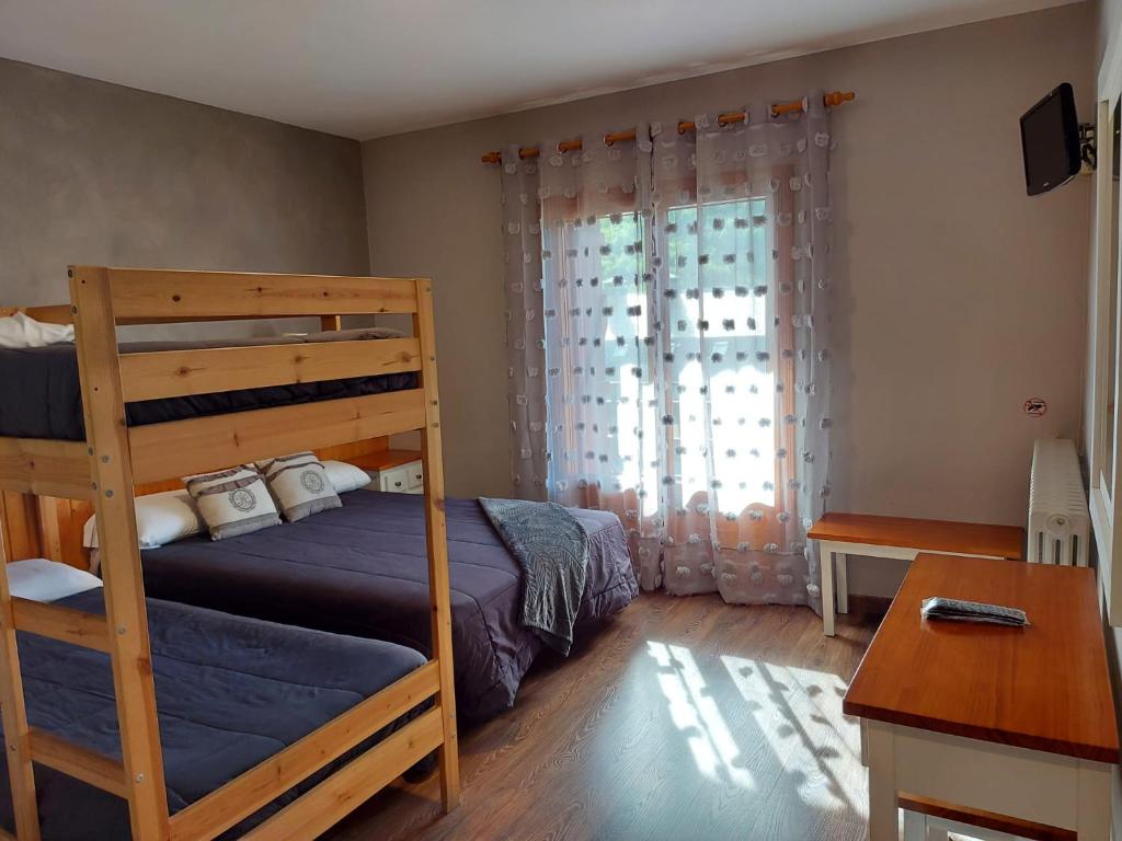 潘蒂科萨卡萨莫兰斯酒店的一间卧室配有双层床和书桌