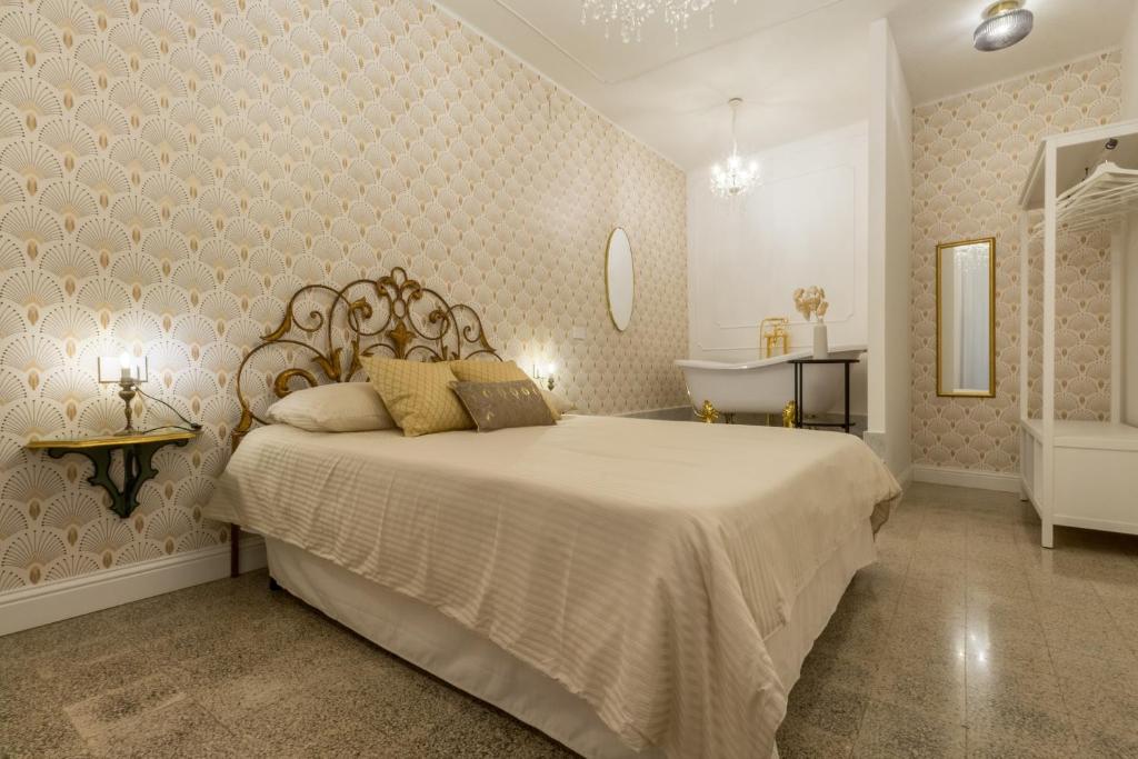 阿尔盖罗Casa dei Liuti的一间卧室,卧室内配有一张大床