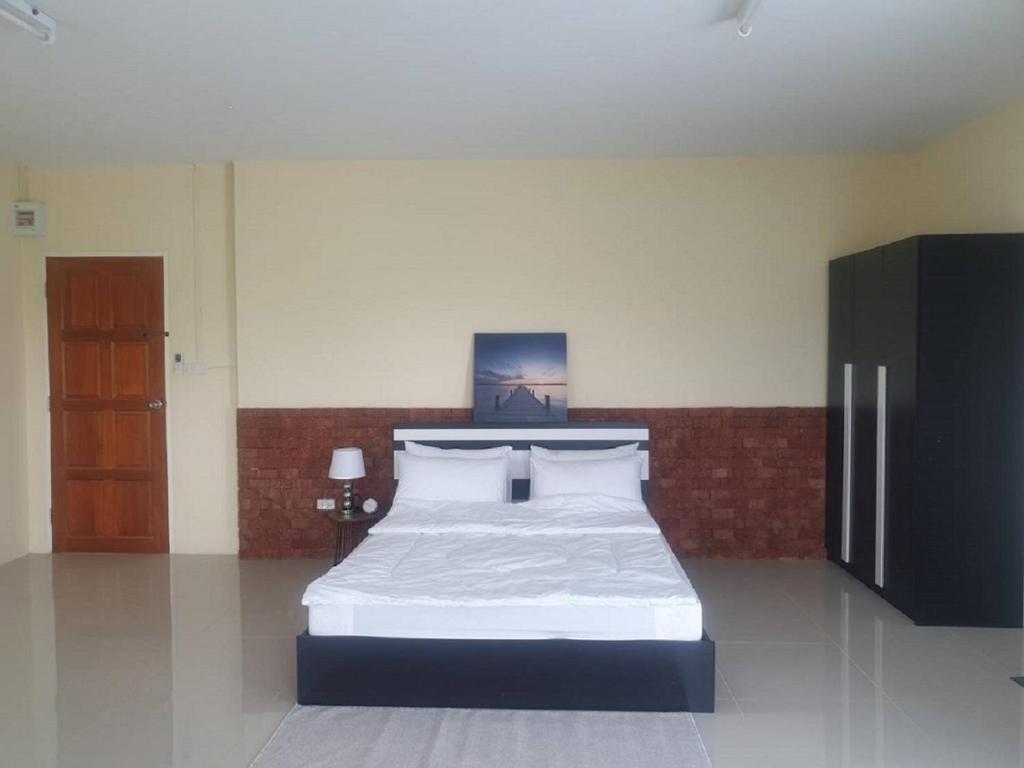班昌Ek Residence Banchang City的一间卧室配有一张带白色床单的大床