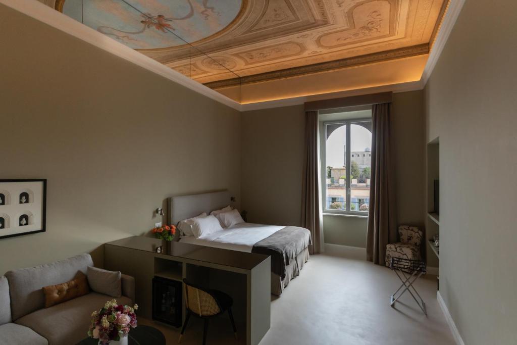 罗马Domus 21 Luxury Suites的一间卧室设有一张床和格子天花板