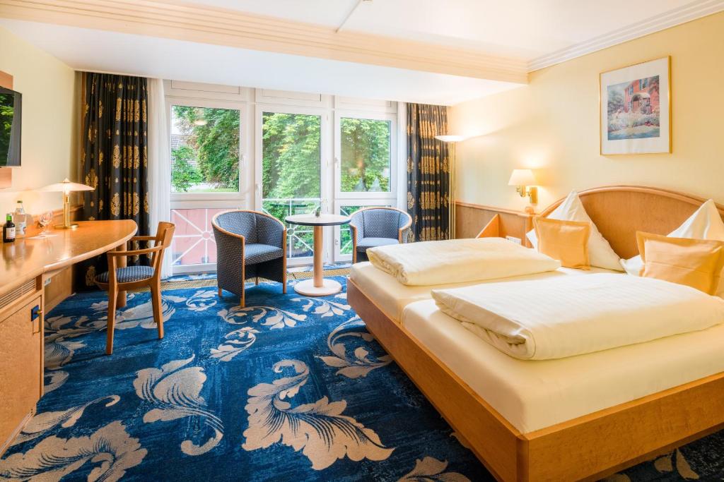 普拉内格普兰奈格阿瑟曼酒店的配有一张床和一张书桌的酒店客房