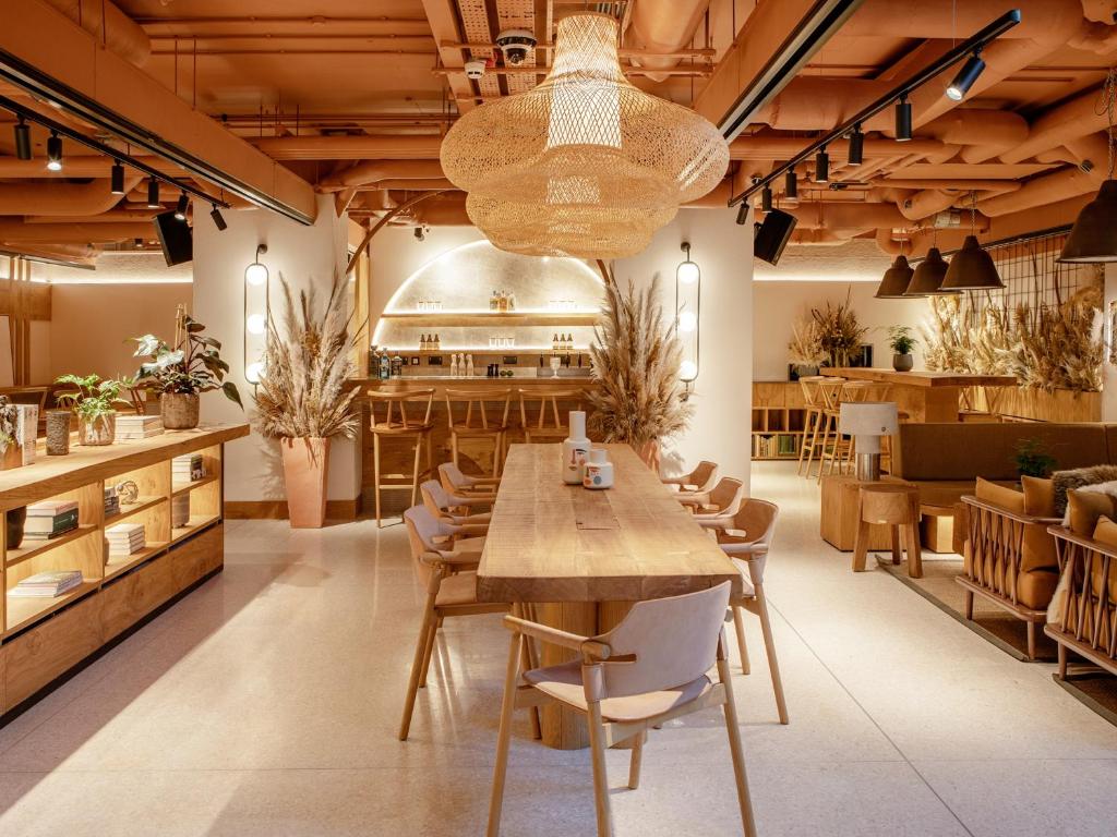 都柏林Wren Urban Nest的一间带桌椅的用餐室