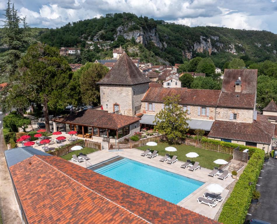 维尔Hôtel Spa La Truite Dorée的享有带游泳池的房屋的空中景致