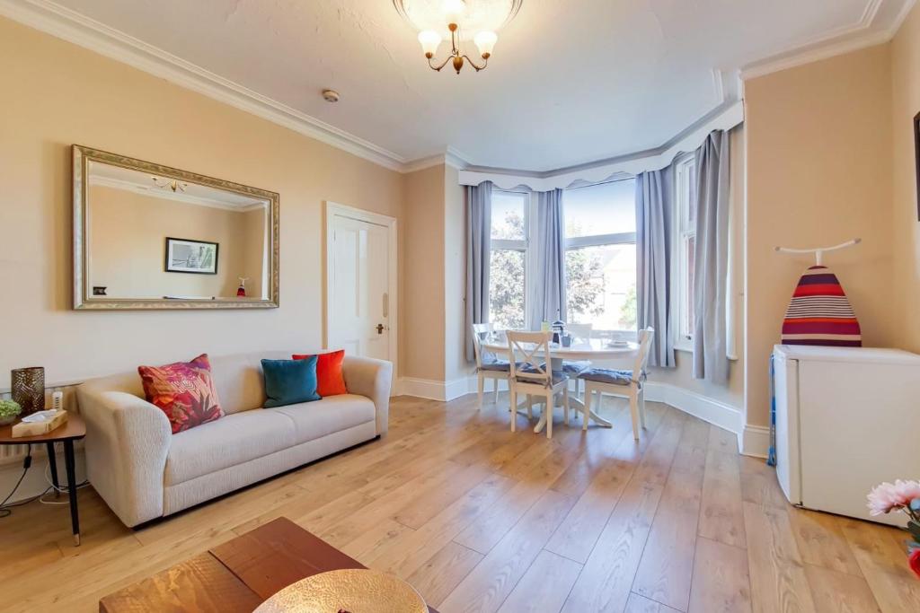 伦敦Spacious Apartment In The Heart Of Ealing Broadway的客厅配有沙发和桌子