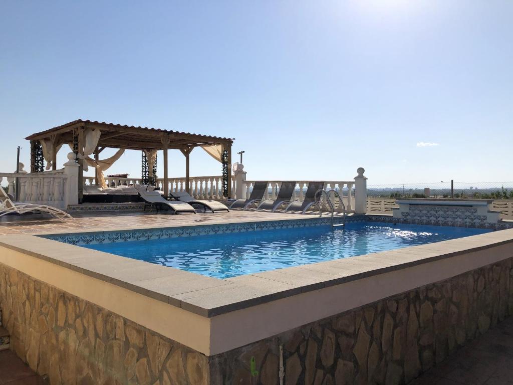 4 bedrooms villa with private pool enclosed garden and wifi at Olocau内部或周边的泳池