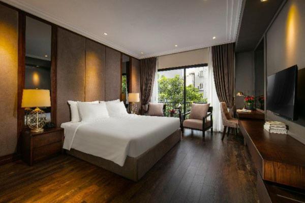 河内PING DIAMOND HOTEL的卧室配有一张白色大床和电视。