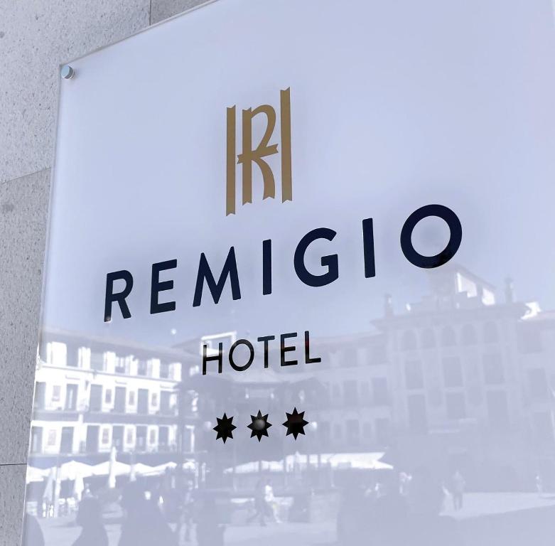 图德拉Hotel Remigio的大楼里黑兰旅馆标志