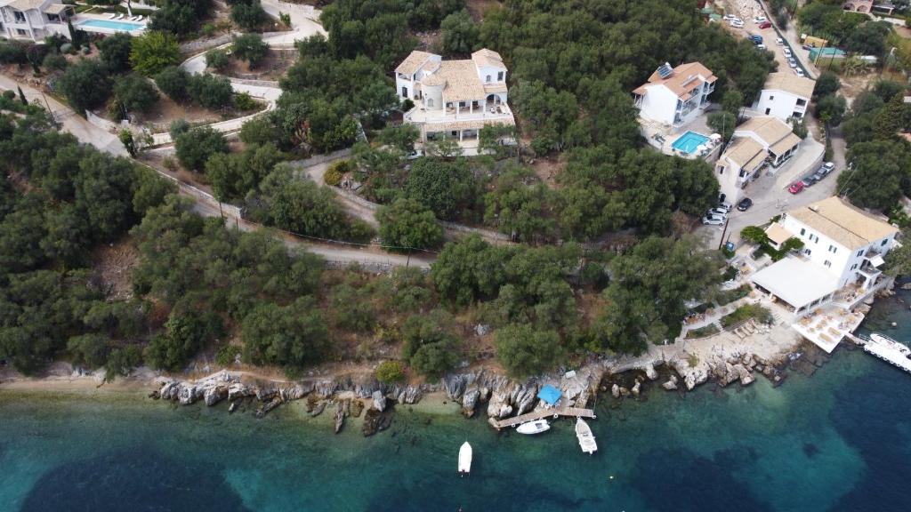 卡拉米Villa Nena - Studio Suites的水面上岛上房屋的空中景观