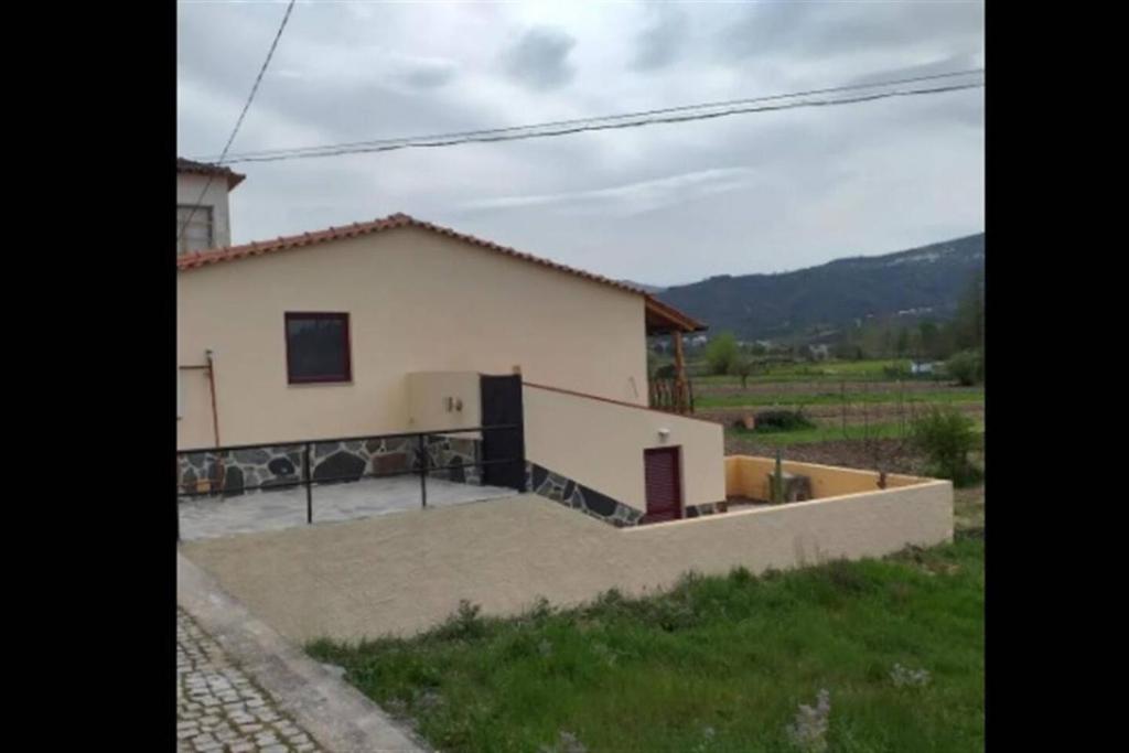 Cojaa pequena Casa coja central portugal mountains的房屋前方设有大型天井