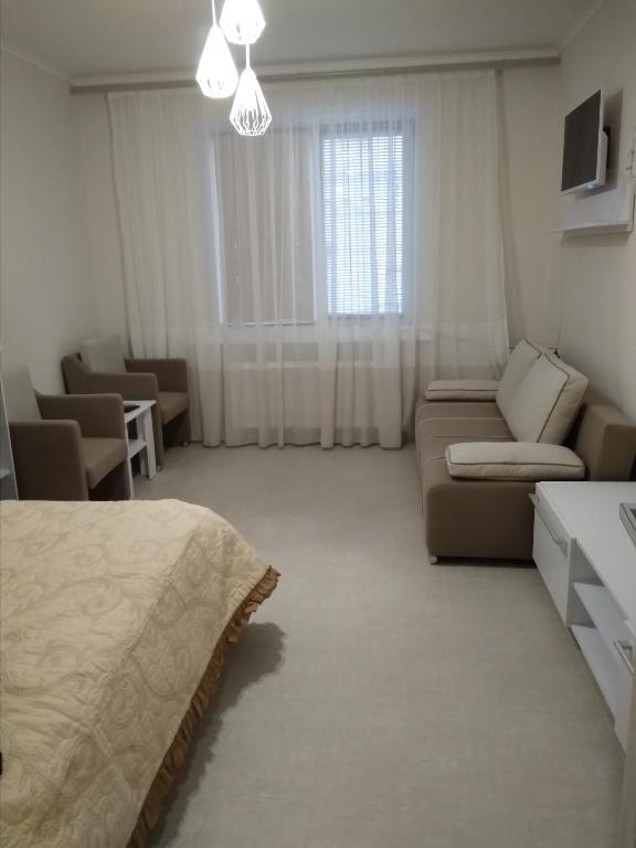 乌曼岛Modern appartment near Sofievka的客厅配有床和沙发