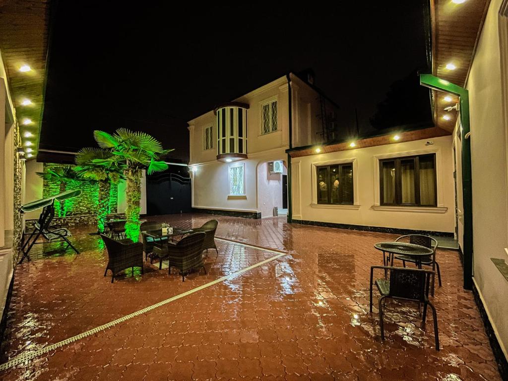 第比利斯Nice Apartments Tbilisi的雨中带桌椅的房间