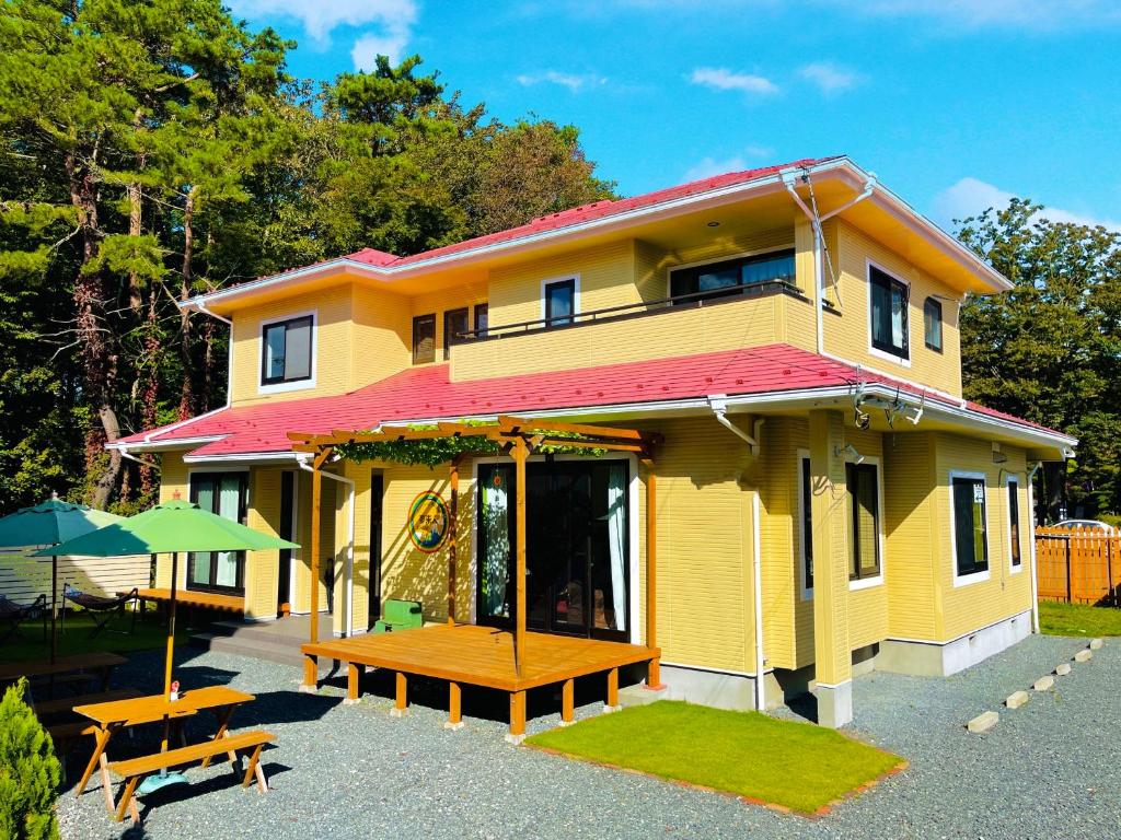 山中湖村村民宾馆的黄色的房子,前面有两张野餐桌