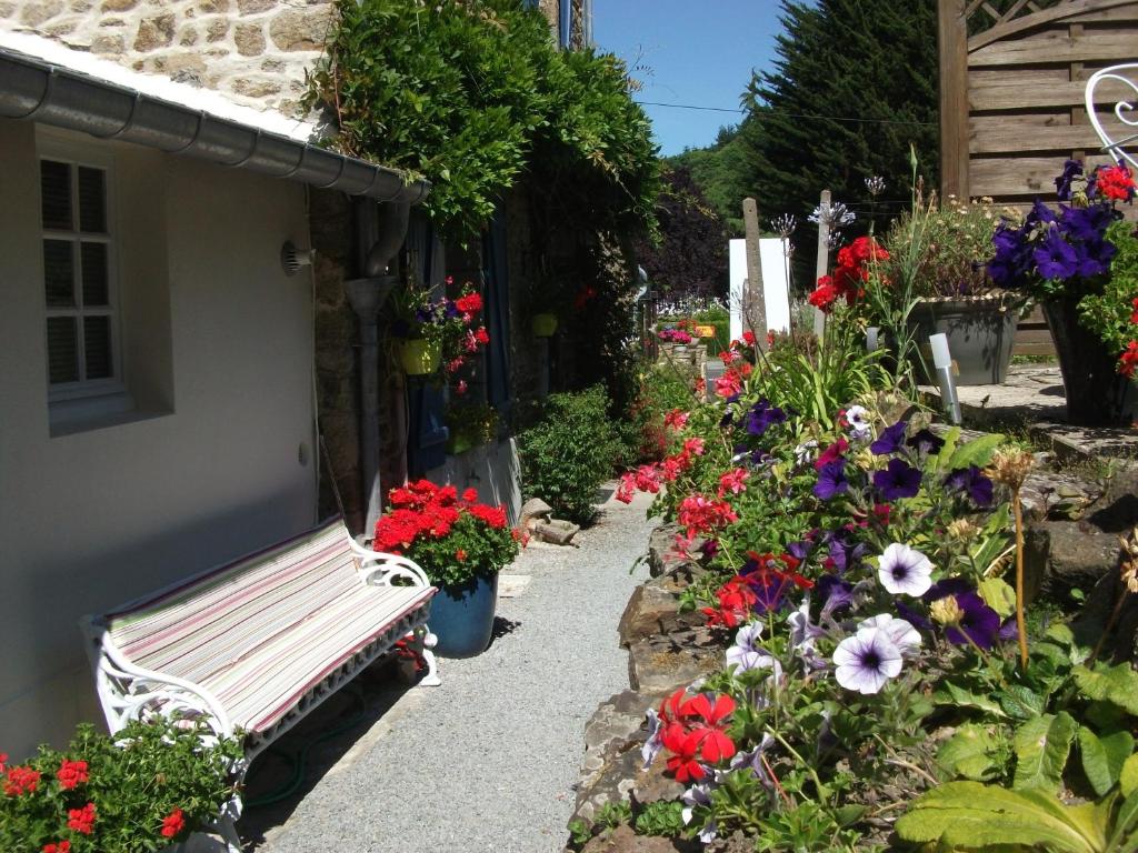 圣马洛奥邦阿奎尔酒店的花 ⁇ 旁的长凳