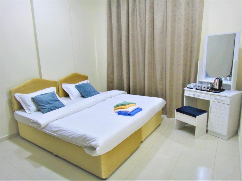 迪拜Abu Hail Star Residence - Home Stay的酒店客房,配有床和电视