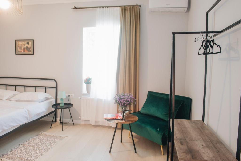 第比利斯Homey的一间卧室配有绿色的沙发和一张床