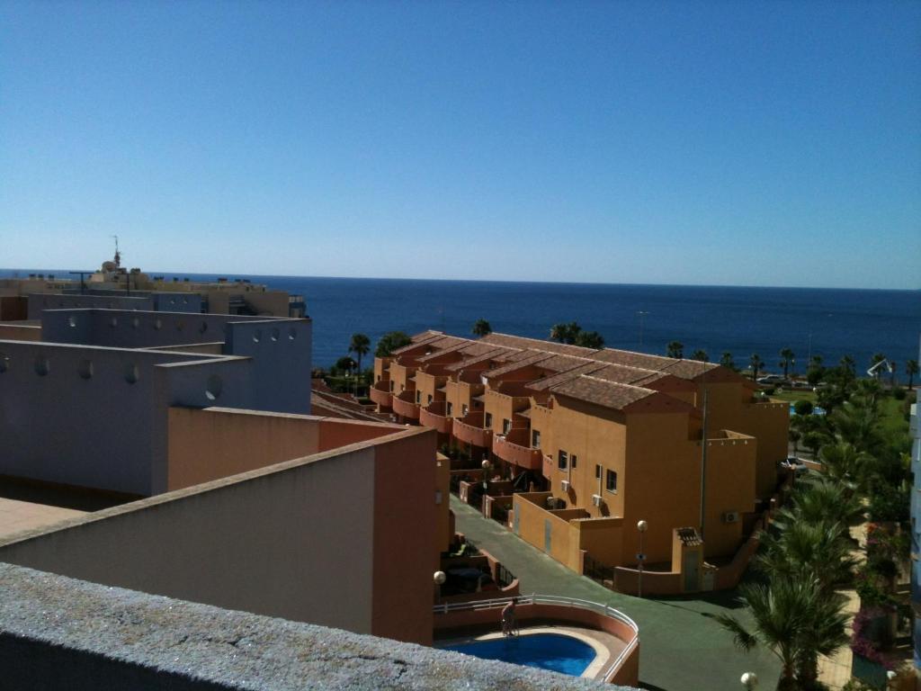 奥里韦拉海滩Luxurious 2 bedroom apartment near Cabo Roig strip的从度假村的阳台上可欣赏到海景