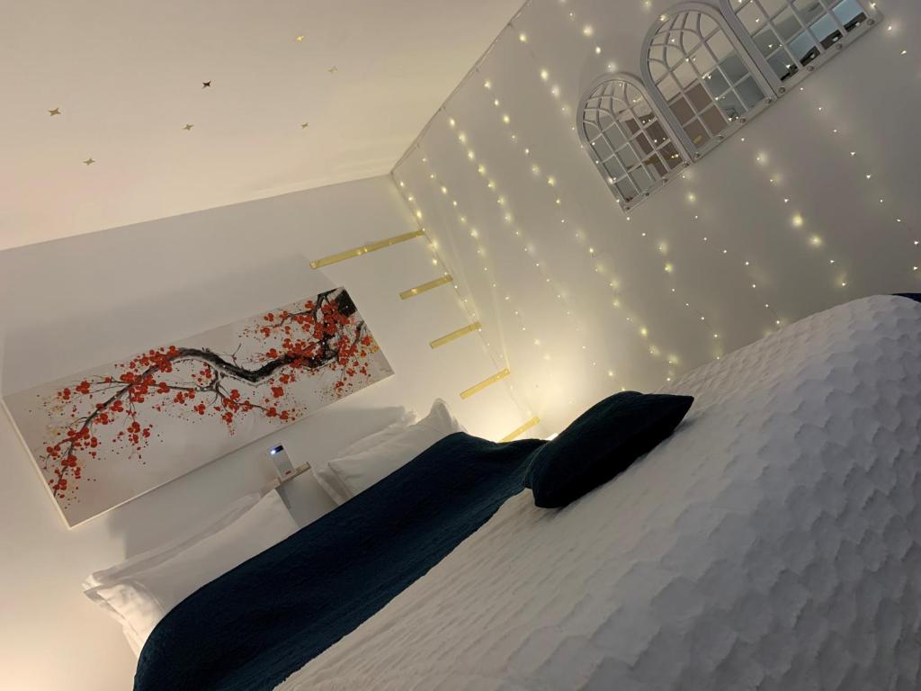 希迈Au petit nid Froissart的一间卧室配有一张带黑白枕头的床