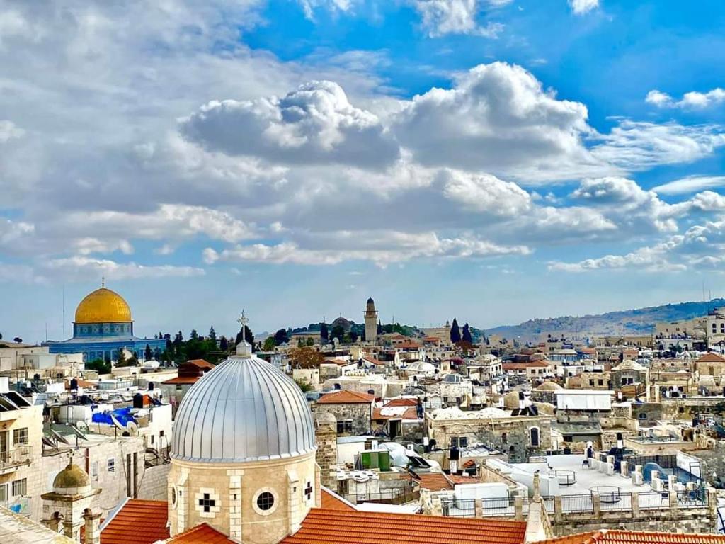 耶路撒冷New Citadel Hostel的享有Jerusalem市和岩石圆顶的景色