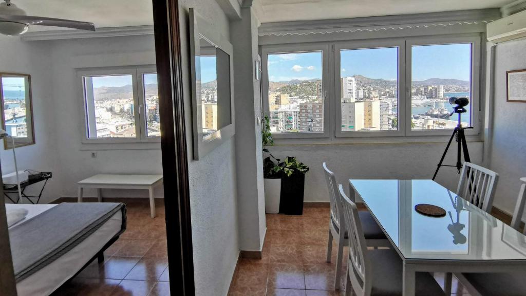 马拉加Mirador de Málaga的客厅配有桌椅和窗户。