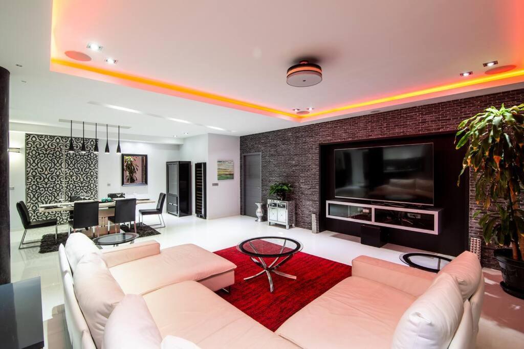 马霍礁Skyline Luxury 5 Star Condo的带沙发和电视的客厅