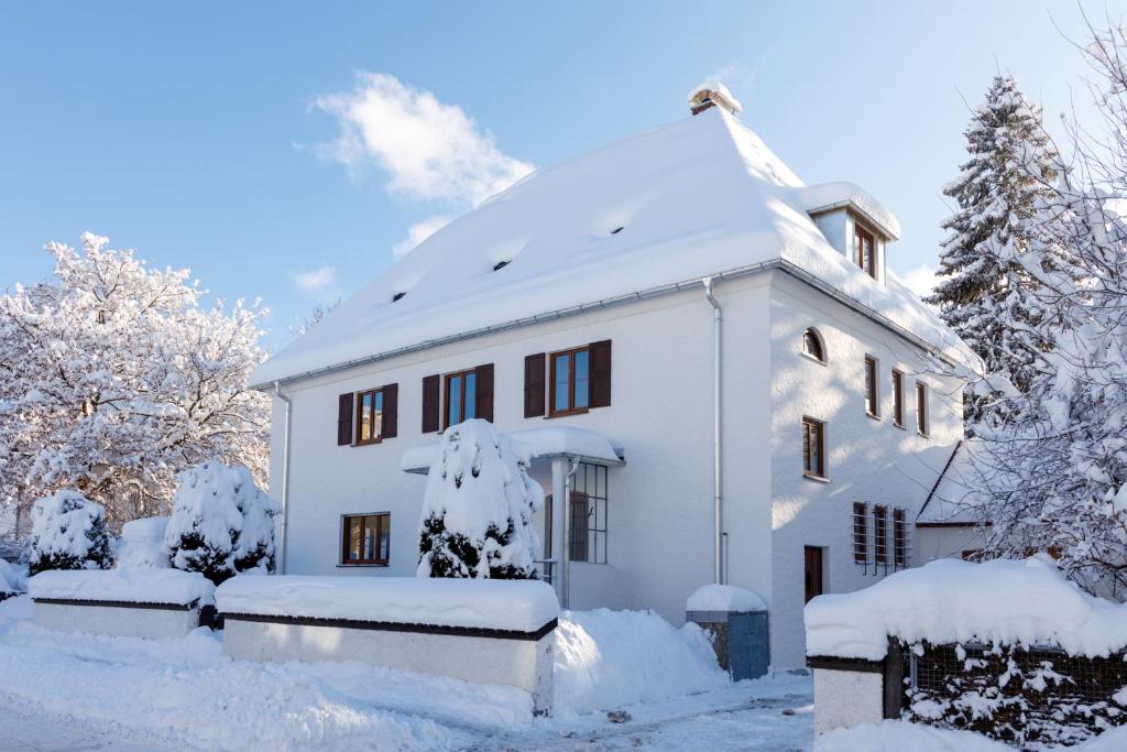 福森Stadtvilla Falkenstein的雪覆盖的白色房子