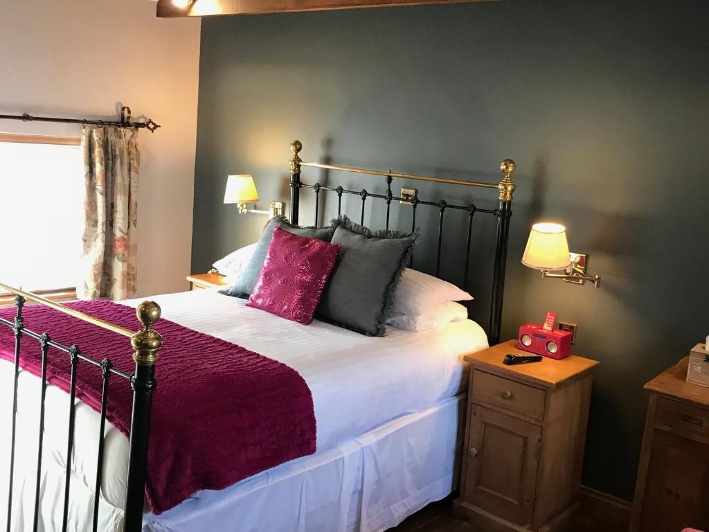 奥斯威斯Sebastians的一间卧室配有一张带紫色床单和枕头的床。