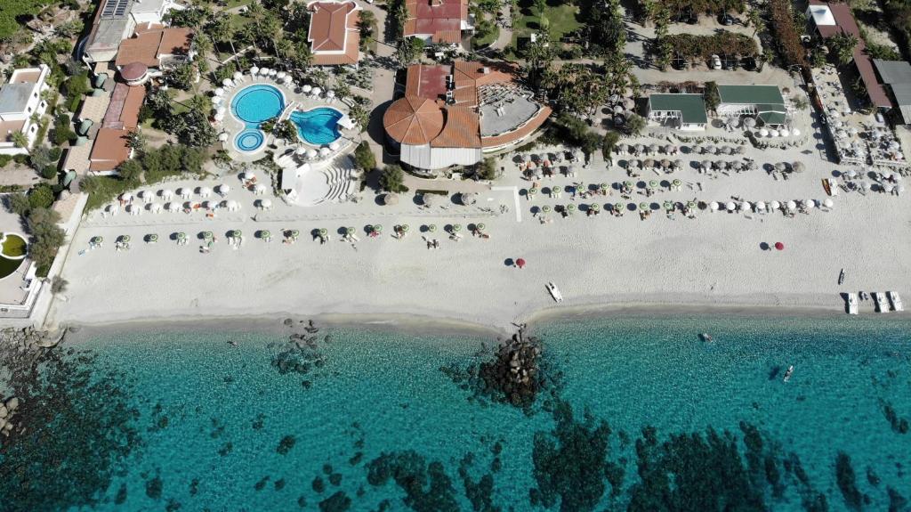 梵蒂冈角伊尔甘比亚诺乡村酒店的享有海滩的空中景致,设有游泳池