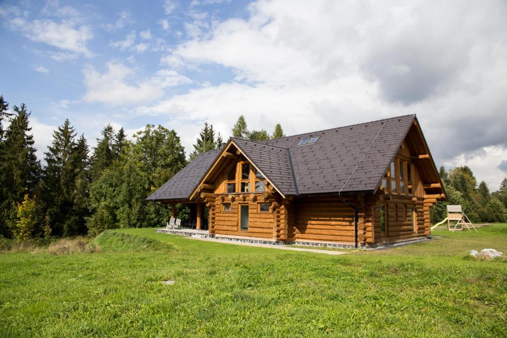 弗林布尔克Luxusní srub až 24 lůžek - Sruby-lipno的小木屋,设有黑色屋顶