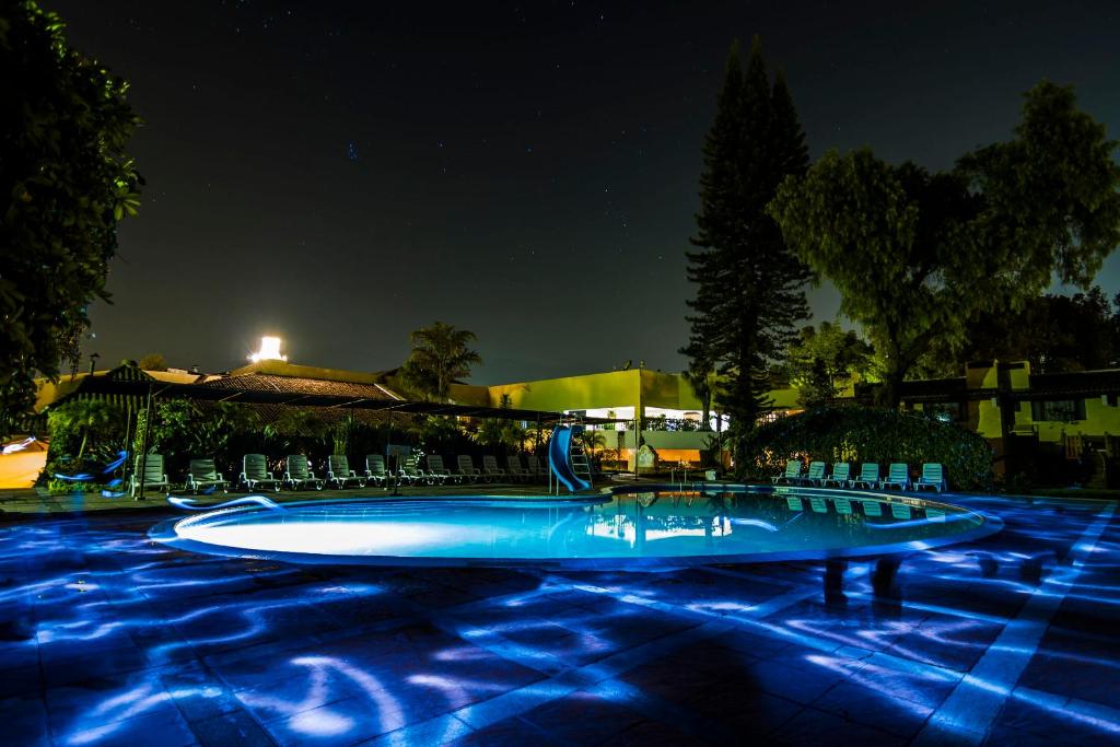 危地马拉安地瓜安提瓜太阳酒店的夜晚的游泳池,灯光蓝色