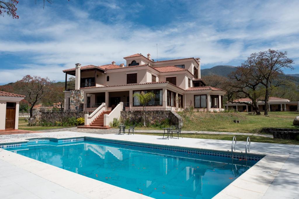 圣洛伦索Rincon del Cerro的一座大房子,前面设有一个游泳池
