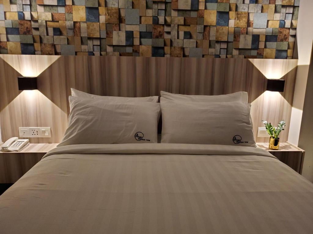 八打灵再也Apex Boutique Hotel @ Bandar Sunway的一间卧室配有一张大床和木制床头板