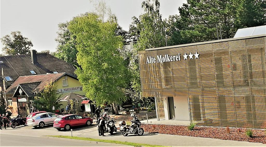 Kölleda阿尔特莫克雷克尔达餐厅酒店的一群人骑摩托车在建筑物前