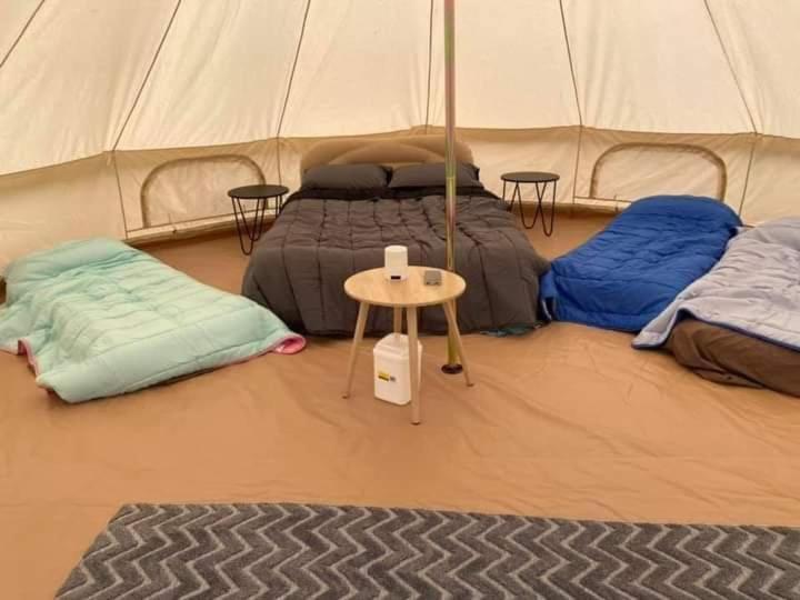 ChildersChilders Nature Camp的帐篷配有两张床和一张桌子