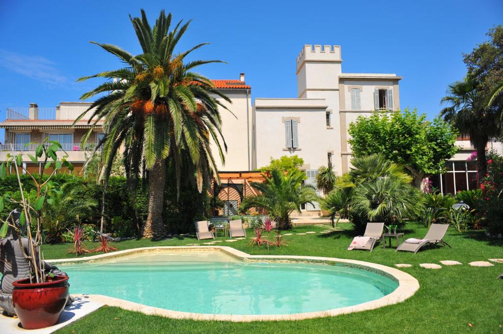 马赛Villa Valflor chambres d'hôtes et appartements的一座大房子前面的游泳池