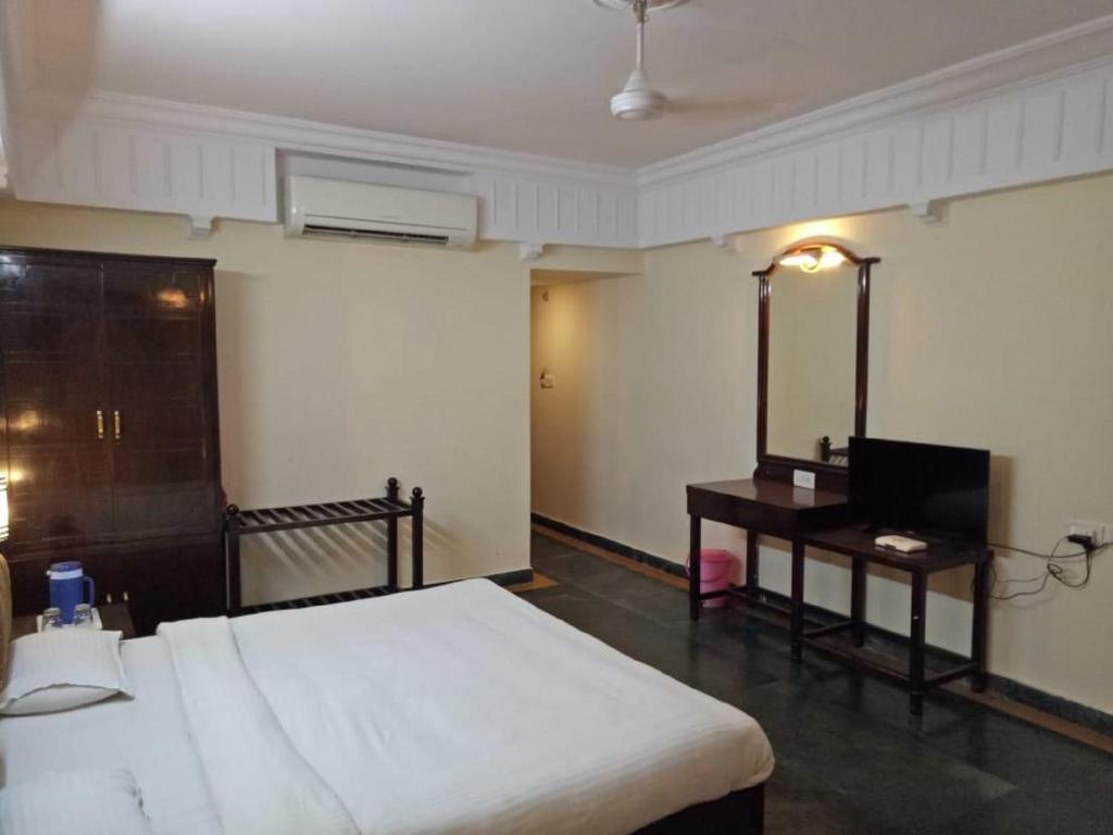 卜山Limdi House的一间卧室配有一张床、一张书桌和一面镜子