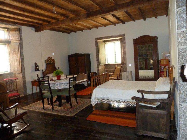 卢戈Casa do Pacio Sabadelle的卧室配有一张床和一张桌子及椅子