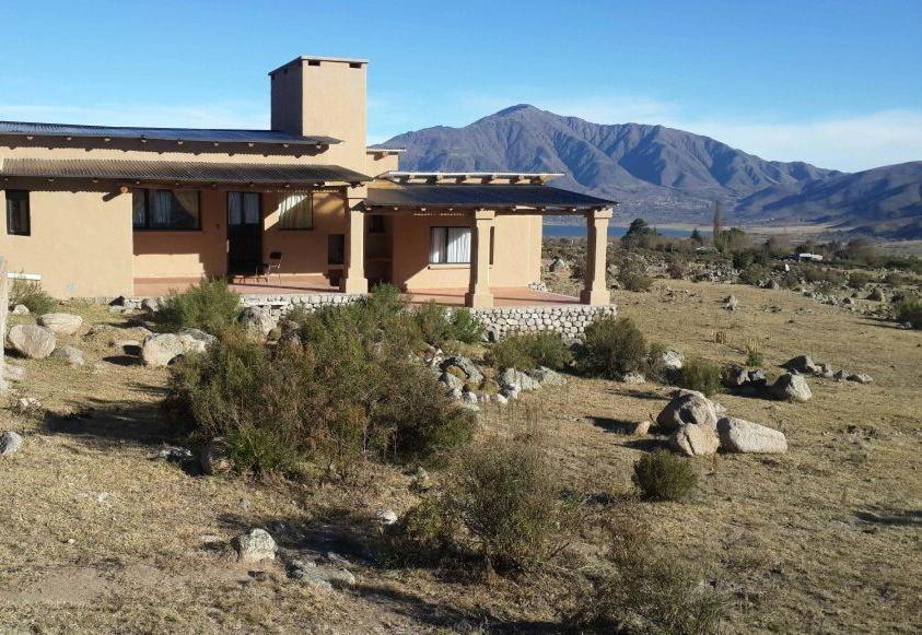 塔菲德尔瓦勒Yellou House, increible vista al lago y montañas.的山地中间的房子